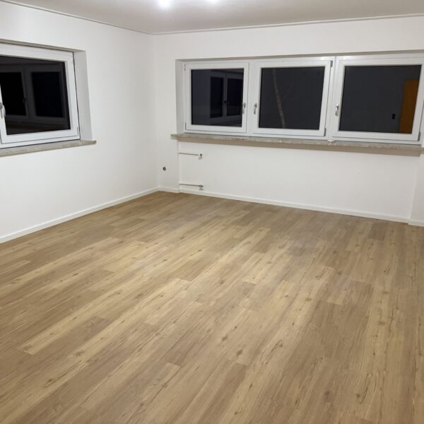 Raum mit neuen Fenstern in weiß