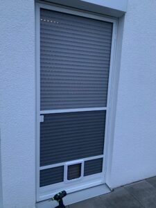 Insektenschutztür mit Katzenklappe
