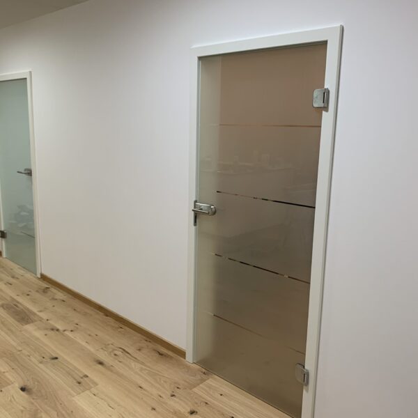 Glastüren verbaut