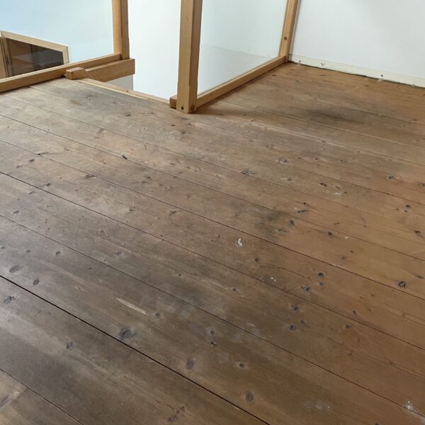 abgenutzter Holzboden vor Behandlung