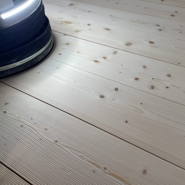 Holzboden während der Aufbereitung