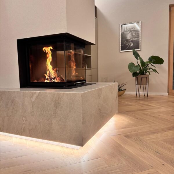 frisch verlegter Fischgrätboden mit Kamin